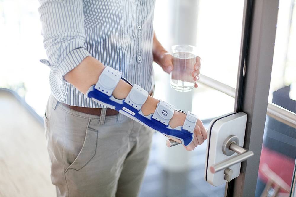 Bauerfeind ManuLoc Long Wrist Brace in daily use