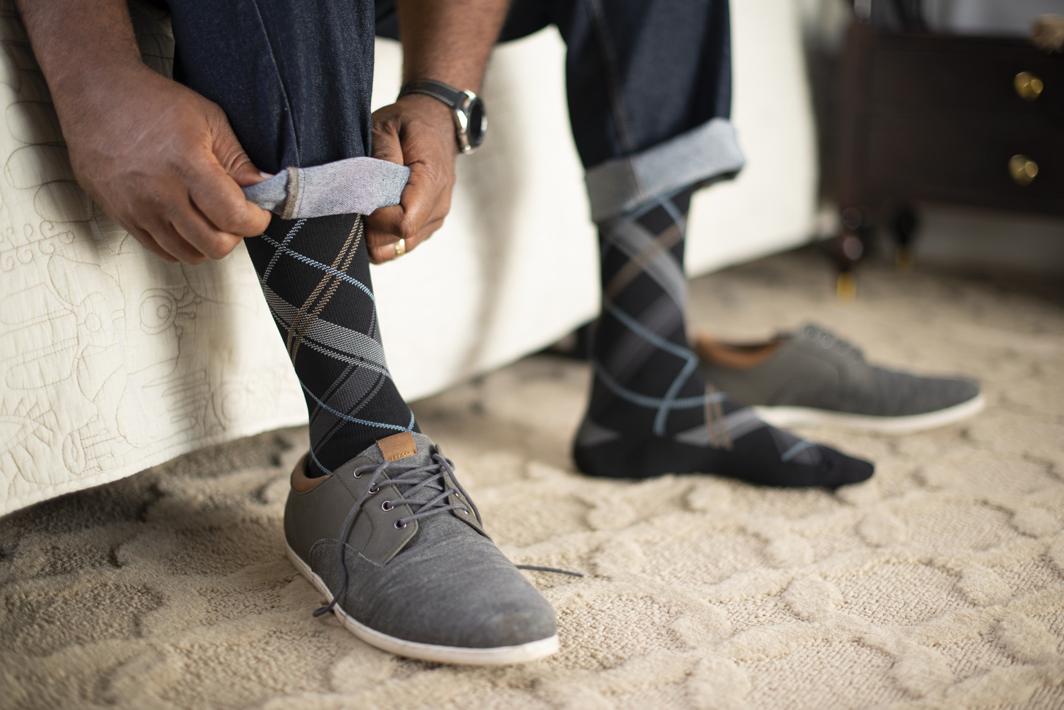Sigvaris Microfiber Patterns Men's Knee High 20-30 mmHg Compression Socks – Graphite Argyle